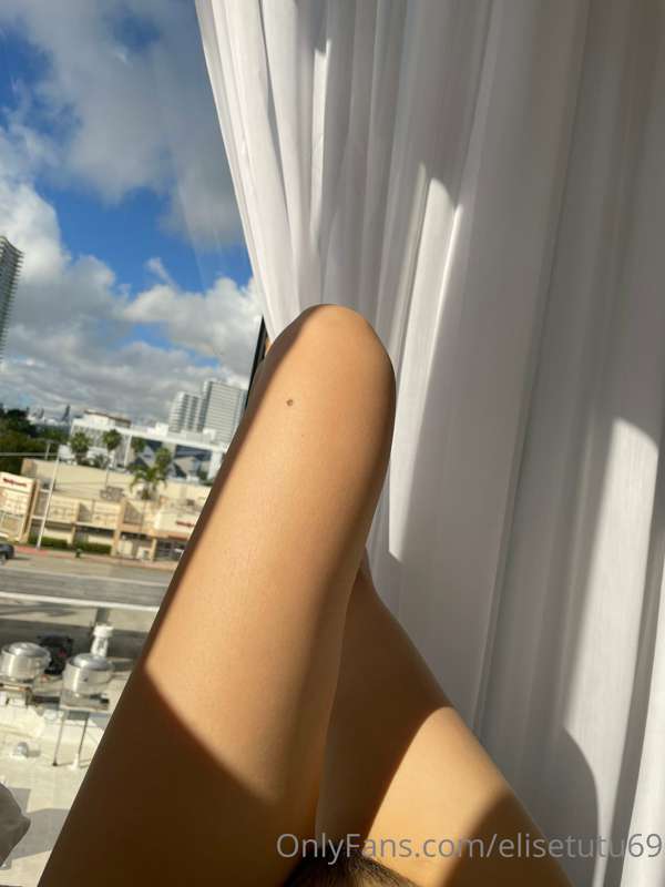 早上好 ☀️ 全身裸睡的兔兔在床上躺着晒太阳 ，
全房透明落地玻璃窗   路上的行人会看到骚兔兔吗？
马上跨年咯 明天是.. 2