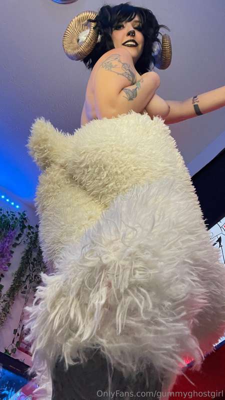 I’m feeling a little extra horny 😉 satyr photoset! 🐐 so fuzz.. 24