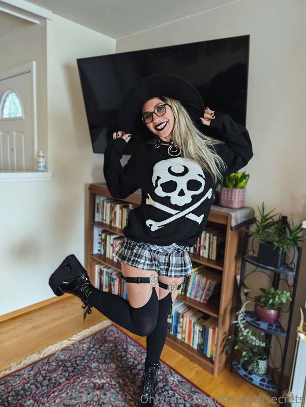 Here is my OOTD! I'll be posting some more content soon 😈