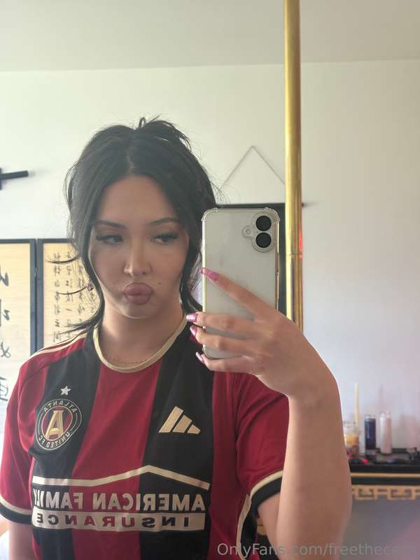 Send me kisses in my DMs 😘