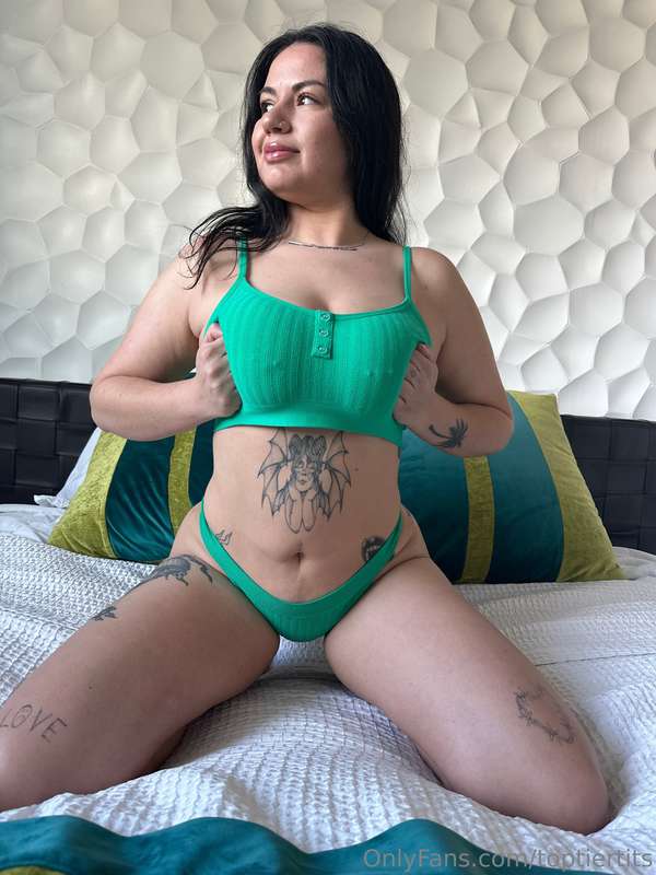 Stormy Skye's First Titty Creampie - Photo Set 1 (SFW)

Mode.. 2