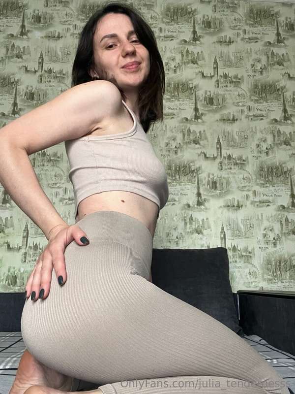 Skinny leggings are my secret to getting my imagination goin..