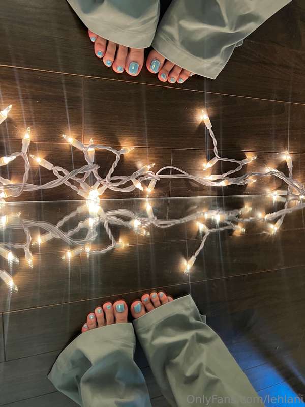 I always want my toes sucked on when I get a brand new pedi .. 3