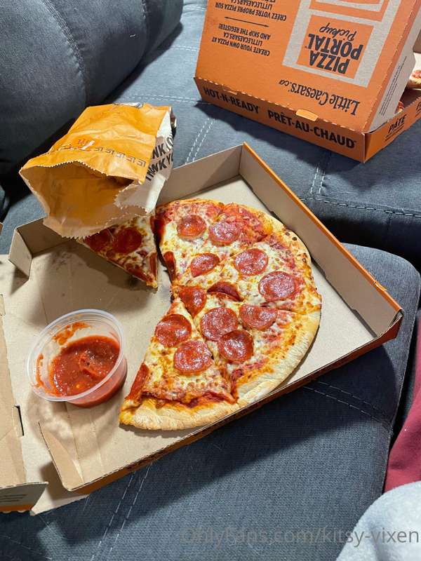 This pizza got me SOOO gassy holy fuck 💨💨