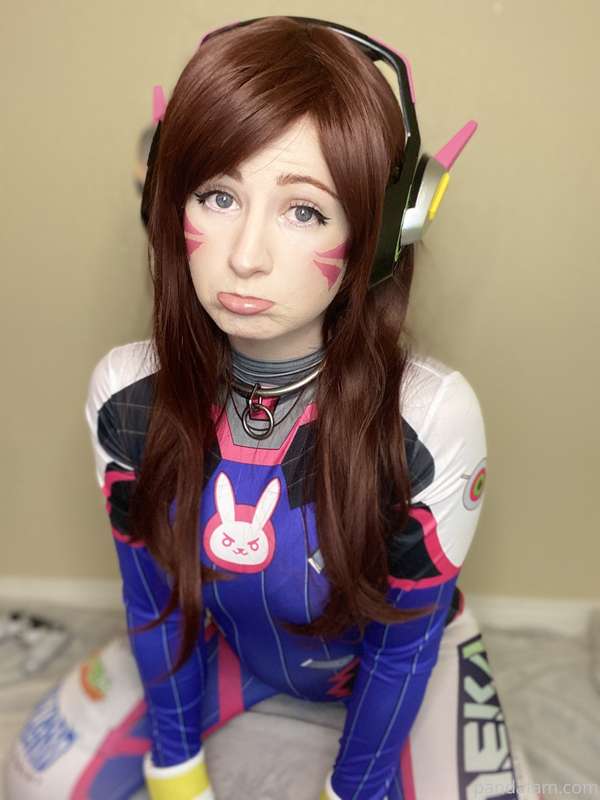 [15 pics] Suited up D. Va Cosplay 👾 which one was your fav? 4