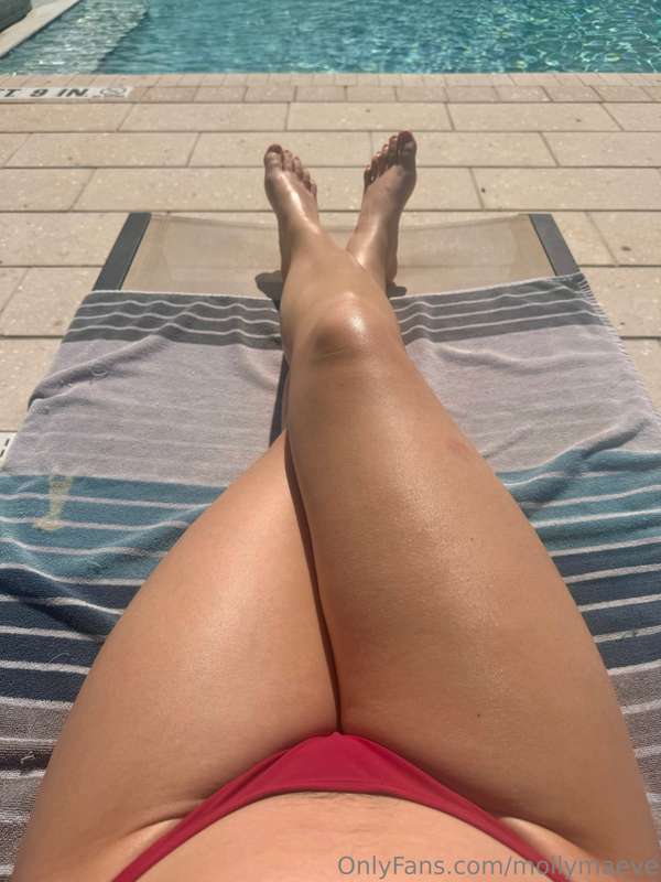 My POV as we sit next to each other at the pool 💋 4