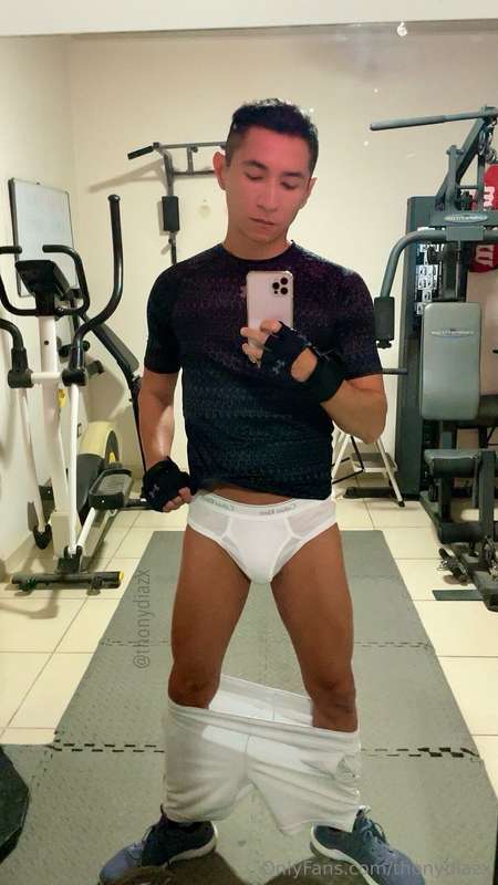 Take me to your gym. I’ll get naked 😋 3