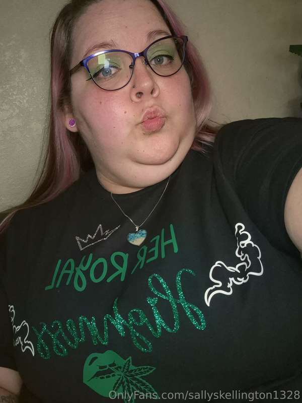 Happy 420 yall! I'll have some dirtier pics for you later 💋💋..