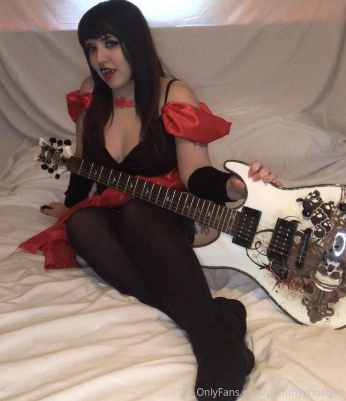 Hex Girls cosplay! Ever wanted to see what’s under Thorn’s d.. 14
