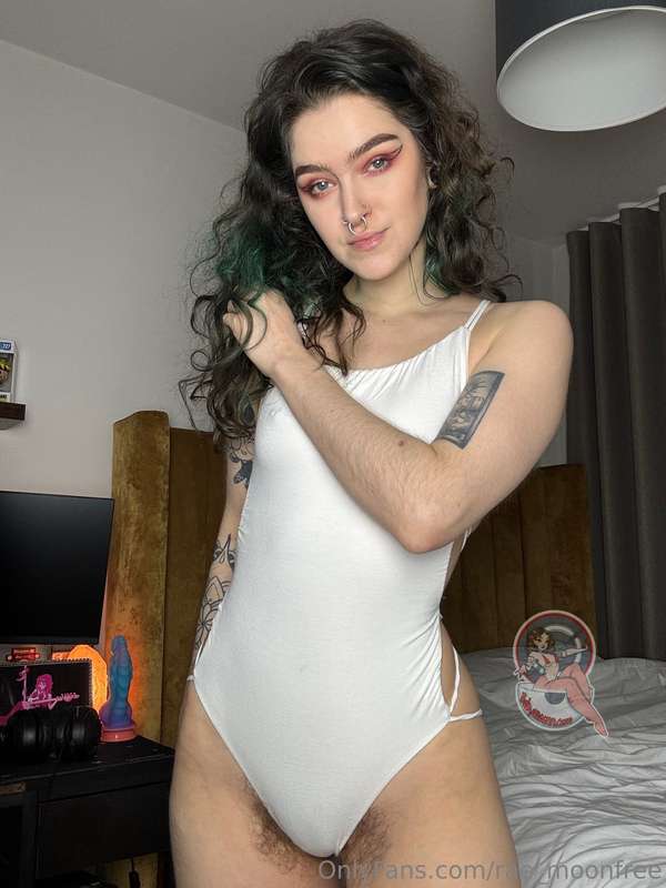 Hairy all over! ➡️ @rae_moon 