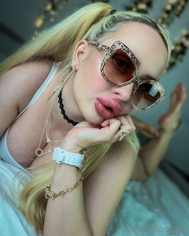 Feeling cute 💖🤗 @vivianroseofficial