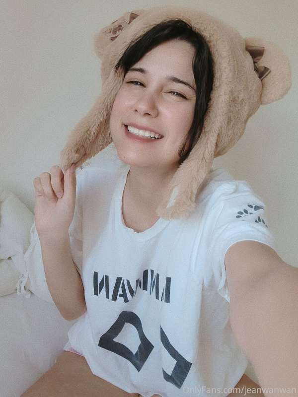 No makeup 
No done hair 
No "pretty" clothes
Just a wanwan w..