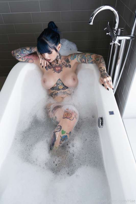 A Bath in Tokyo ❤️❤️ Full set for you ❤️❤️❤️ You don’t have .. 9