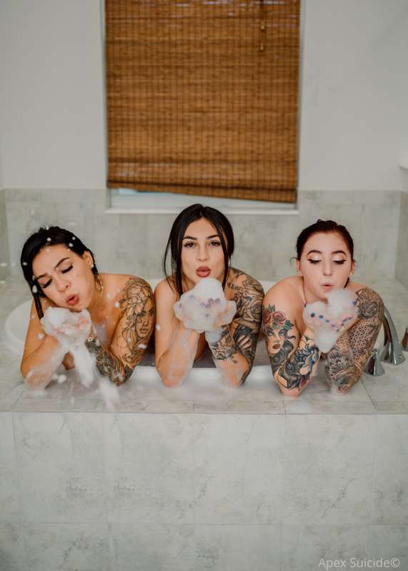 Who’s ready for us to make a fire video?😝 @genvee @colombia_.. 4