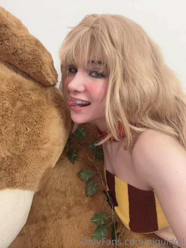 Hiii, I'm Hermione, wanna see some tricks? ❣️ I can put your.. 7