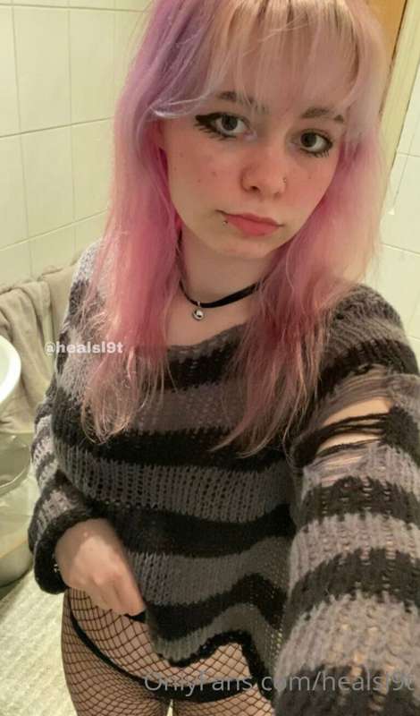 who wants a goth gf? 🖤 6