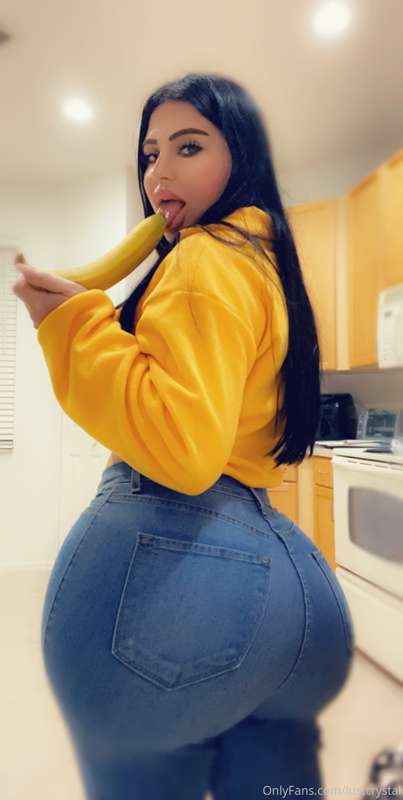 Wut should I do with this banana??? 🍌🤔😏