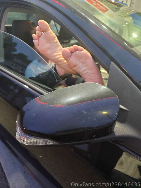 I love stopping a public places to show my feet off!!!