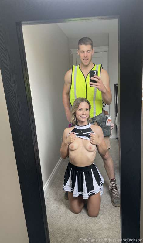 Slutty cheerleader meéts sexy construction worker👷🏼‍♂️

Vide..