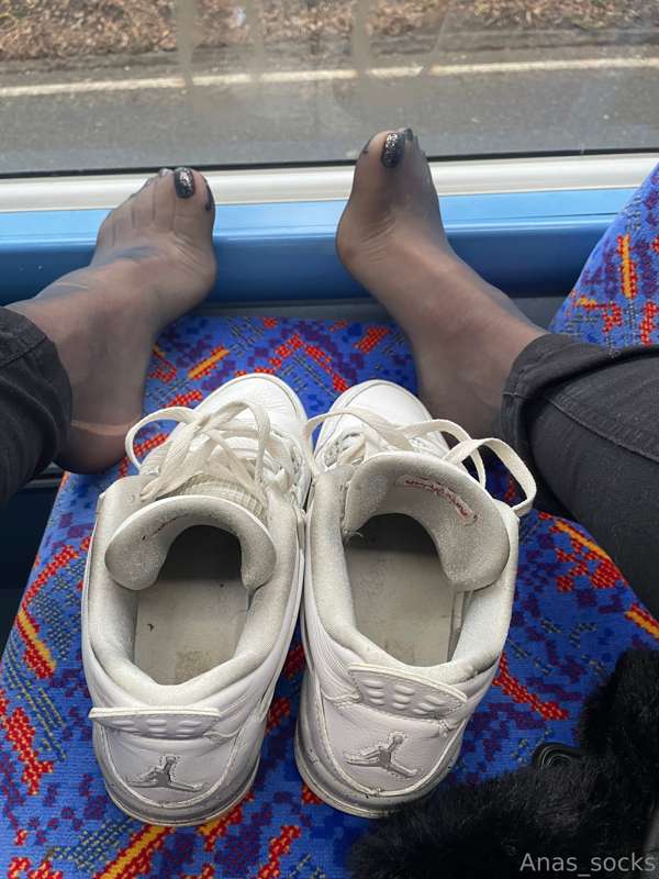 Day #2
Wearing my favourite Jordans Oreo & nylons (for a luc.. 4