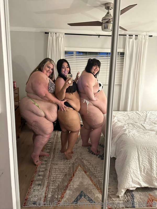 Over 1000lbs of woman and we barely fit in the mirror 🥵 bein.. 7