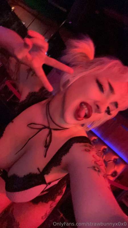 Nothing better then being sexy in a strip club 🖤 2