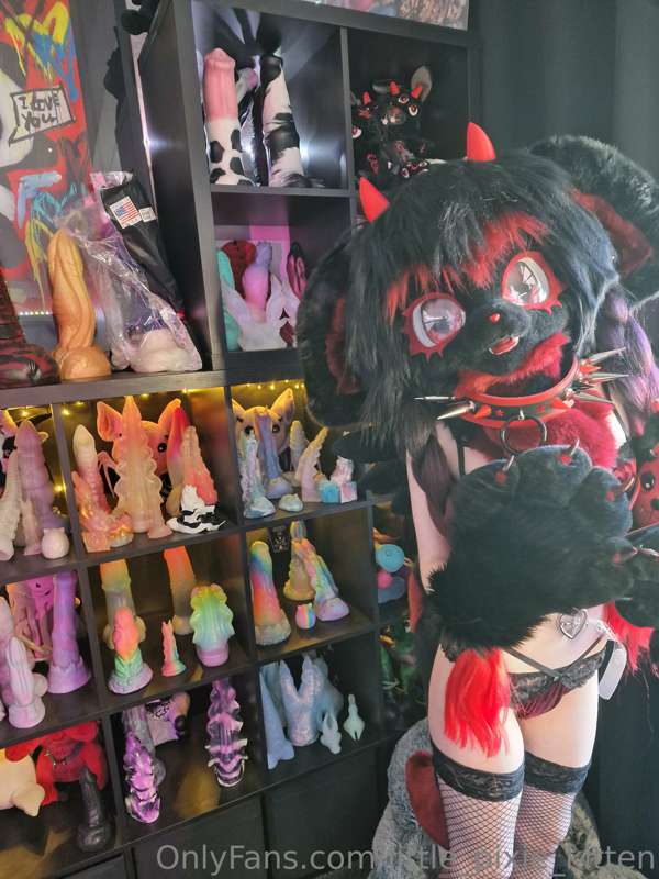 Some pictures in my new fursuit Chimiko 🖤❤️ 14
