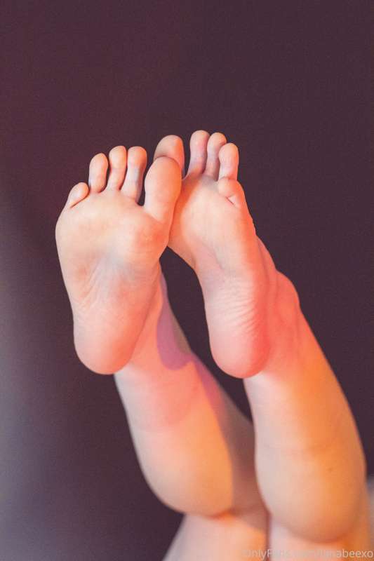 Pussy and feeties! Which would you kiss? Keep in mind, I’m v.. 4
