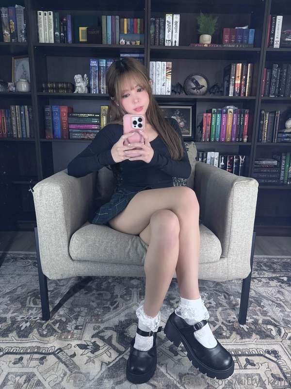 ⊱・ ♡・⊰are you into girls who like to read?⊱ ─────────────── ..
