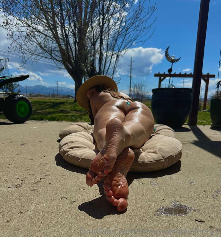 I know you’re probably stroking while your girl is gone but .. 2