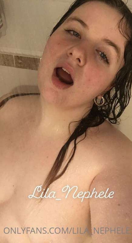 Shower party! 🎉 I love to play in the water💦😏 5