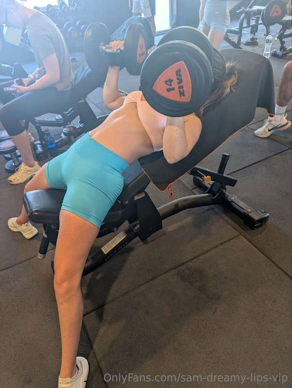 Ladies and gentlemen...Today I did a PR un bench press. 40KG.. 3