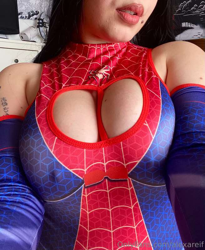 Did you know that spider girls love huge webs? 🕸️😜 2