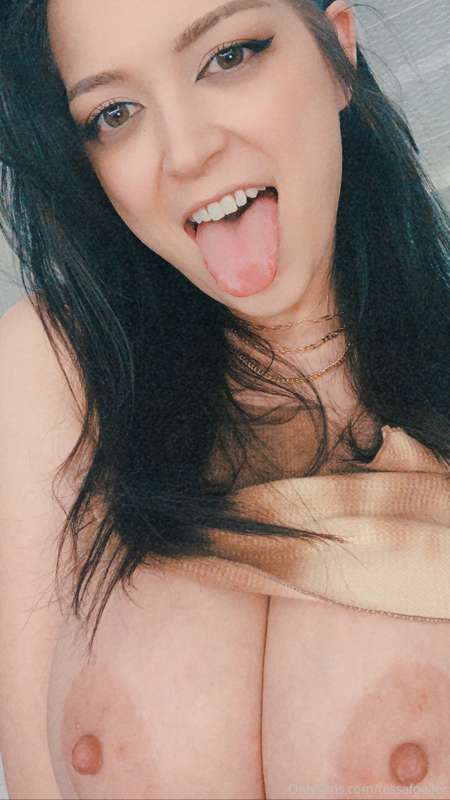 winged eyeliner always makes me look stoned. it’s either tha.. 3