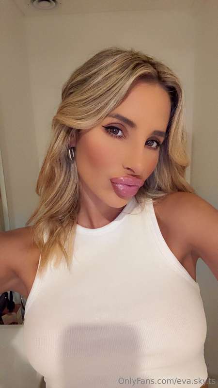 Morning coffee with a bold lipstick and big dreams ☕💄Today I..