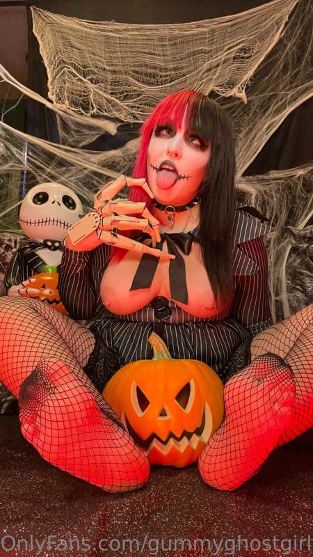 This is Halloween! Everybody make a scene! 🎃🖤 3