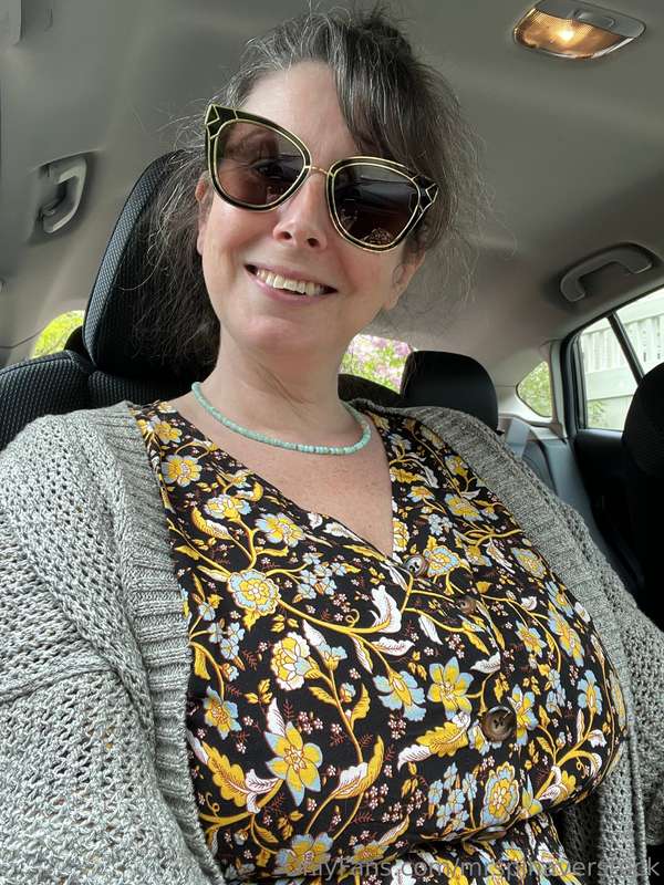 Milf about town! I’m off to the grocery shop to get provisio..