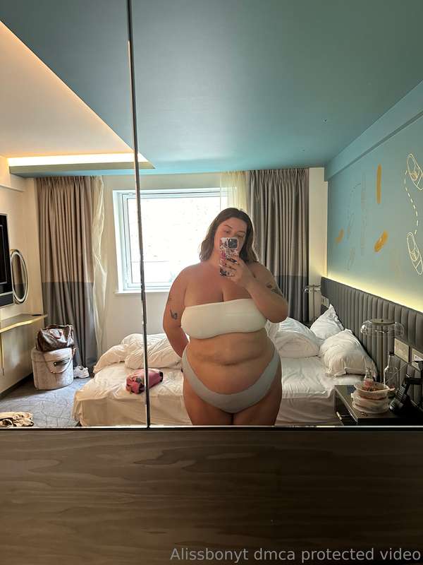 One thing ima do is order takeout to my Hotel 🤪 1