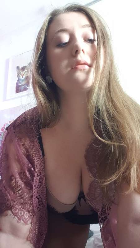 You can imagine that that lipgloss in pic 2 is cum, if you w.. 2