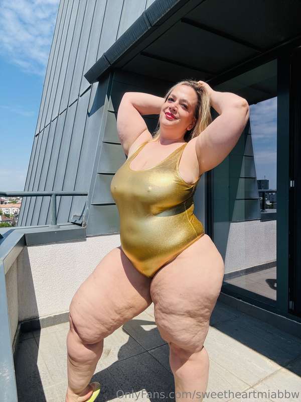 Oh I love Sunny Days and this new golden swimsuit 😍😍 1