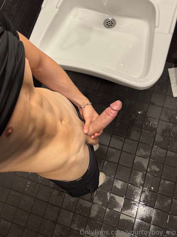 U rather suck me off before or after my workout?💦😈 (swipe to.. 1