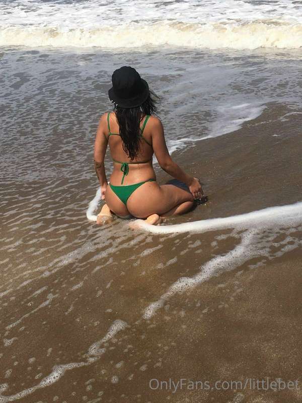 I like beach days and you?! 🌊😏 https://onlyfans.com/littlebe..