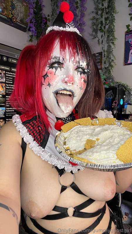 What’s a clown’s favorite dessert? A creampie of course 🤡  4