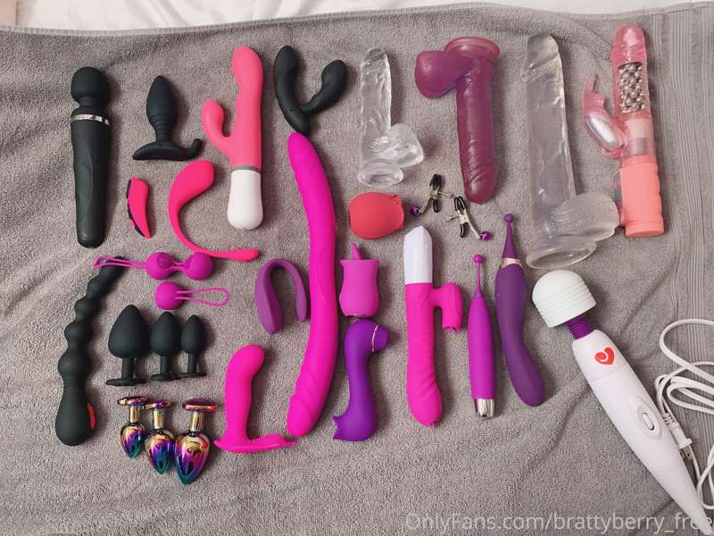 What toys do you wanna see me use? 😈😈

xx Berry 🍓