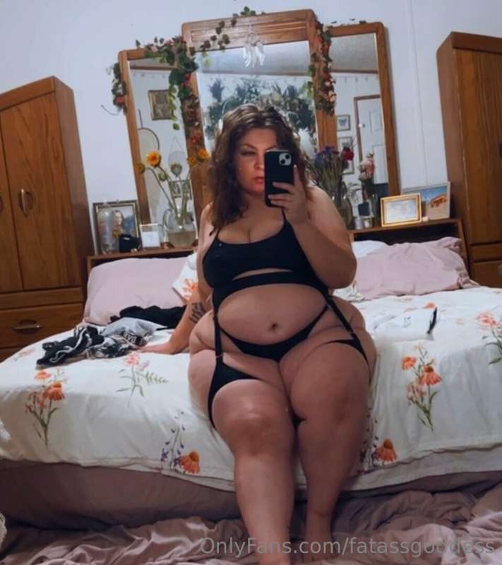 I know you love seeing the tummy 🖤