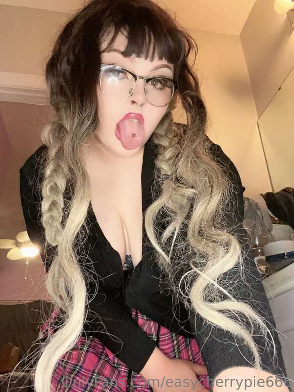 Wanna cover my face and glasses 🥴💗
