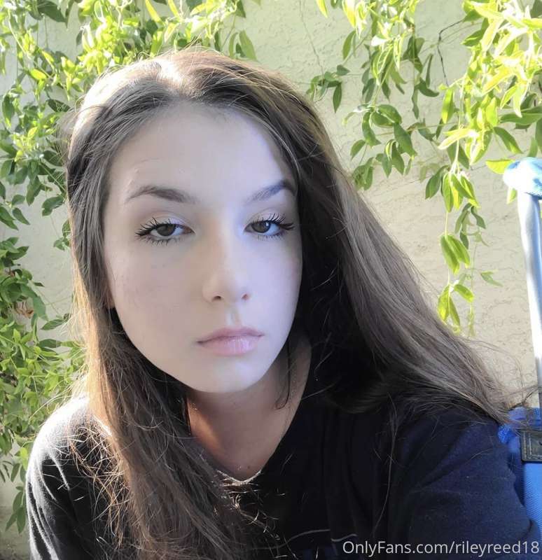 Bored and horny right now daddy 👅 tip me $10 and dm me 😈