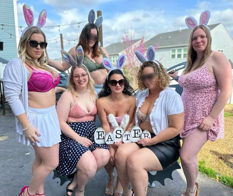 Swipe to see our boobies 😘

Happy almost Easter! 

@realhotw..