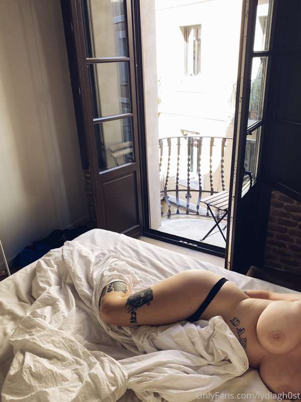 𝐼𝓃 𝒶 𝓅𝓁𝒶𝒸𝑒 𝓉𝒽𝒾𝓈 𝒷𝑒𝒶𝓊𝓉𝒾𝒻𝓊𝓁, 𝒸𝑜𝓃𝓉𝑒𝓃𝓉 𝒸𝓇𝑒𝒶𝓉𝑒𝓈 𝒾𝓉𝓈𝑒𝓁𝒻