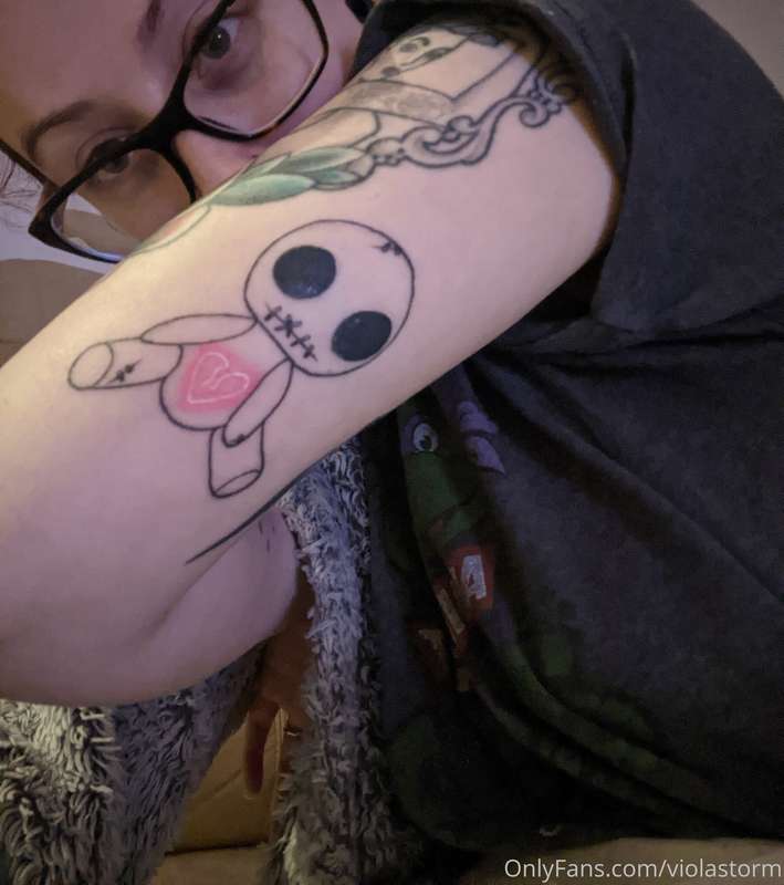 Interrupting nudes to show you my new lil guy! He's called S..